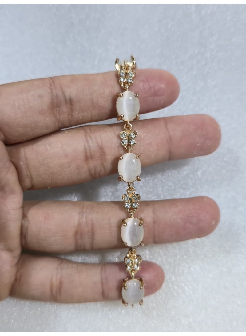 بريميم سوار تنس مرصع بخمسة أحجار من الماس الأبيض اللؤلؤي مع لمسات من الكريستال على شكل فراشة - Image 1