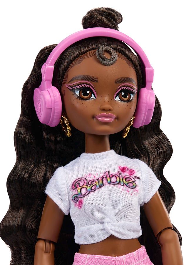 Barbie Dream Besties Doll and Accessories, Barbie “Brooklyn” Posable Roller Skating Fashion Doll with Dark Brown Hair, 9Music & Video Themed Pieces - Image 3