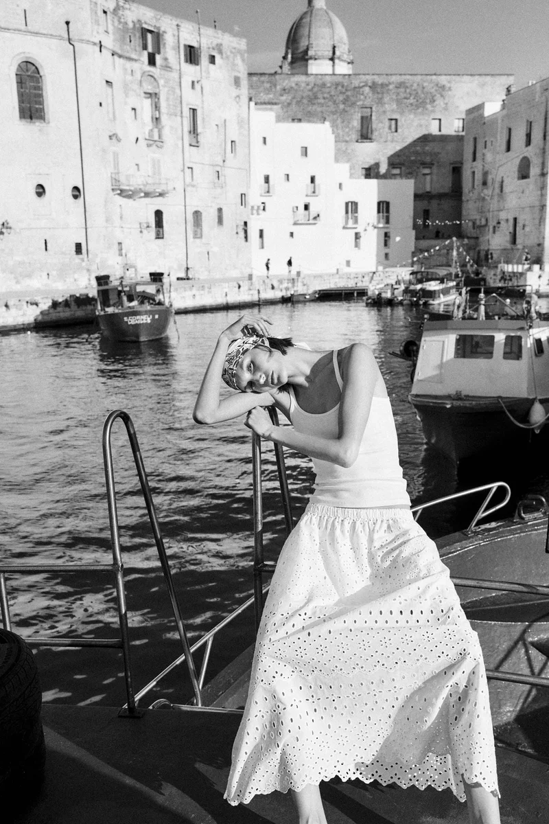 اتش اند ام تنورة بنمط برودري مثقب