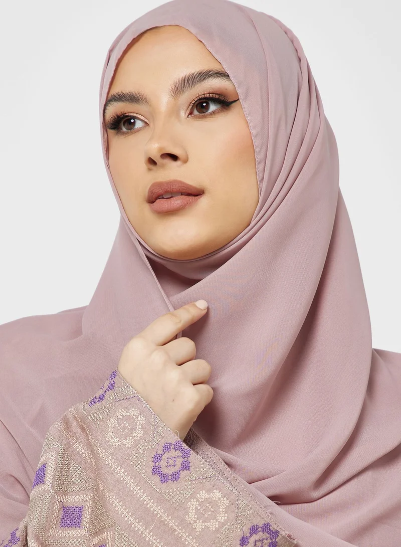 هيا كلوزيت عباية مطرزة بتصميم مجعد