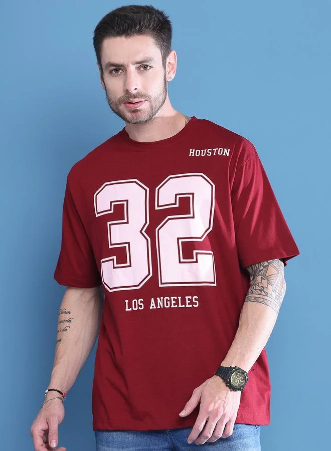 تايك تو تيشيرت رجالي واسع بطبعة جرافيك لون عنابي من دور