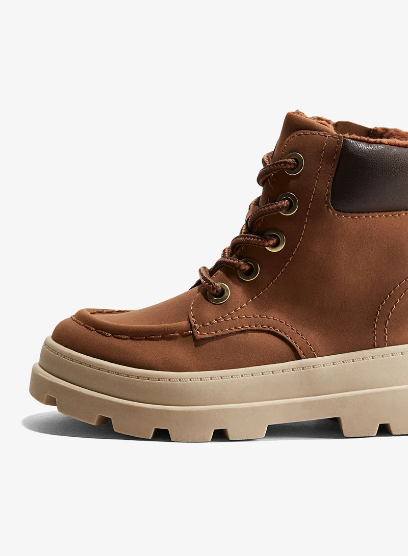 اتش اند ام أحذية برباط