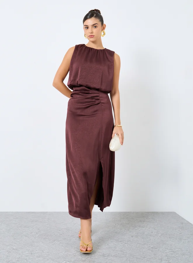 ستايلي فستان طويل بدون أكمام مع تفاصيل مُجمعة