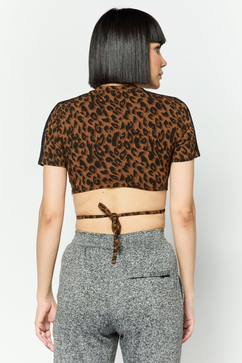 Ellesse بلوزة نسائية بأكمام قصيرة وطوق دائري بنقشة حيوانات، بني - Image 4