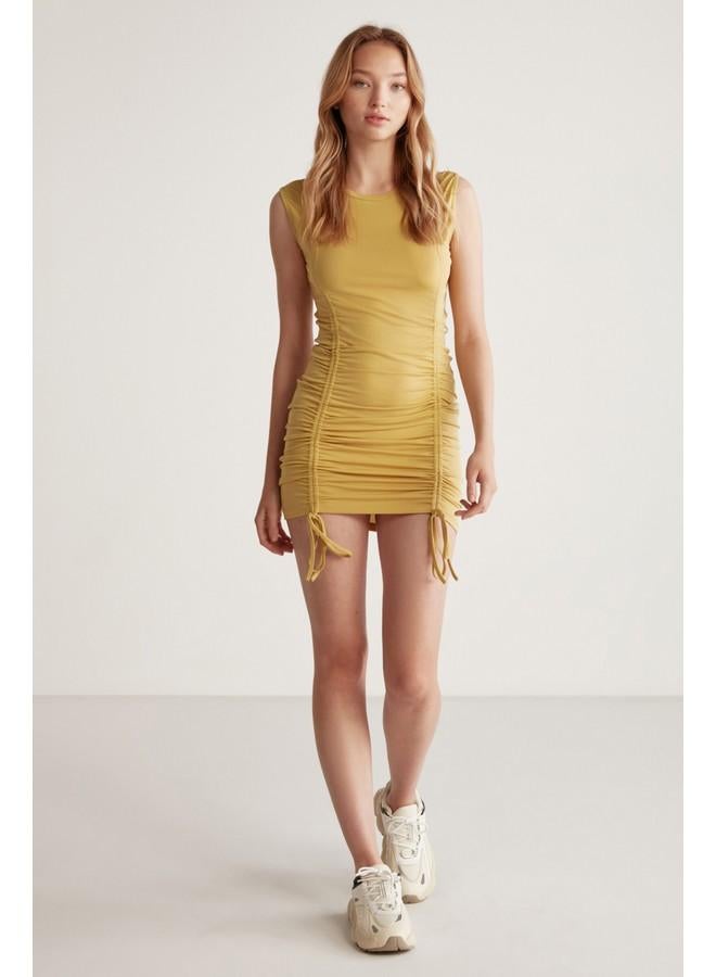 جريميلانج فستان ميني أصفر من جريملانج راشيل بقماش ساندي مطاطي وطول قابل للتعديل - Image 5