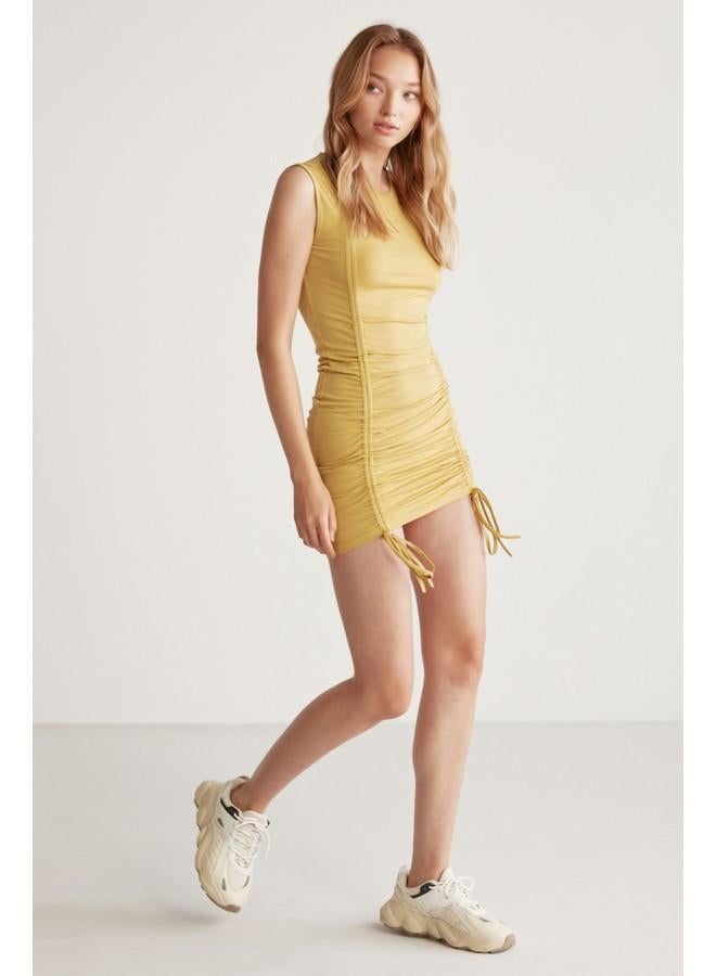 جريميلانج فستان ميني أصفر من جريملانج راشيل بقماش ساندي مطاطي وطول قابل للتعديل - Image 4