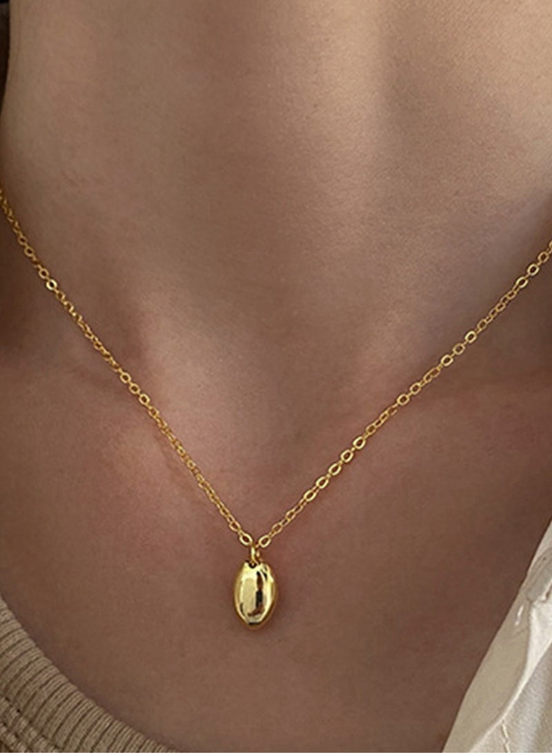 قلادة من الفضة الإسترلينية مع قلادة بيضاوية مصقولة مطلية بالذهب عيار 18 قيراط، مقدمة في علبة هدايا. مثالية للمواعيد الغرامية أو كهدية، هذه القطعة متعددة الاستخدامات تتناسب مع أي أسلوب. - Image 1