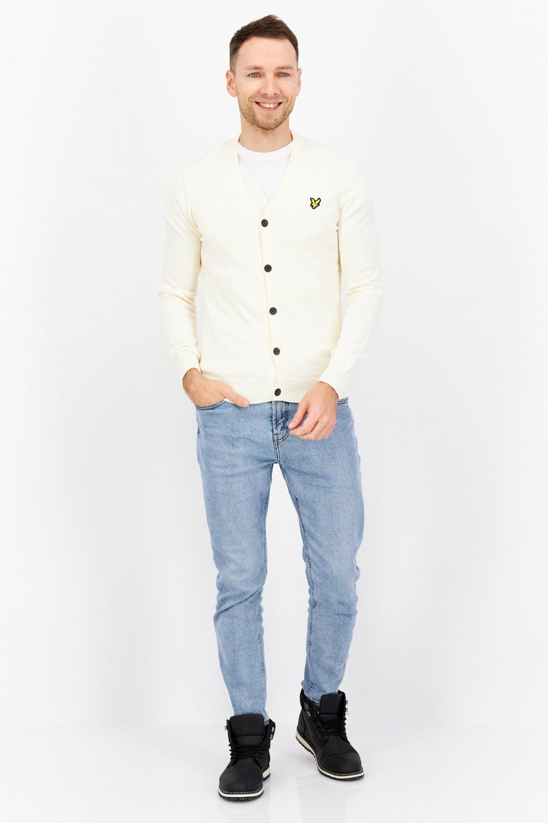 Lyle & Scott كارديجان طويل الأكمام رجالي بياقة على شكل V، لون أبيض عاجي  - Image 3