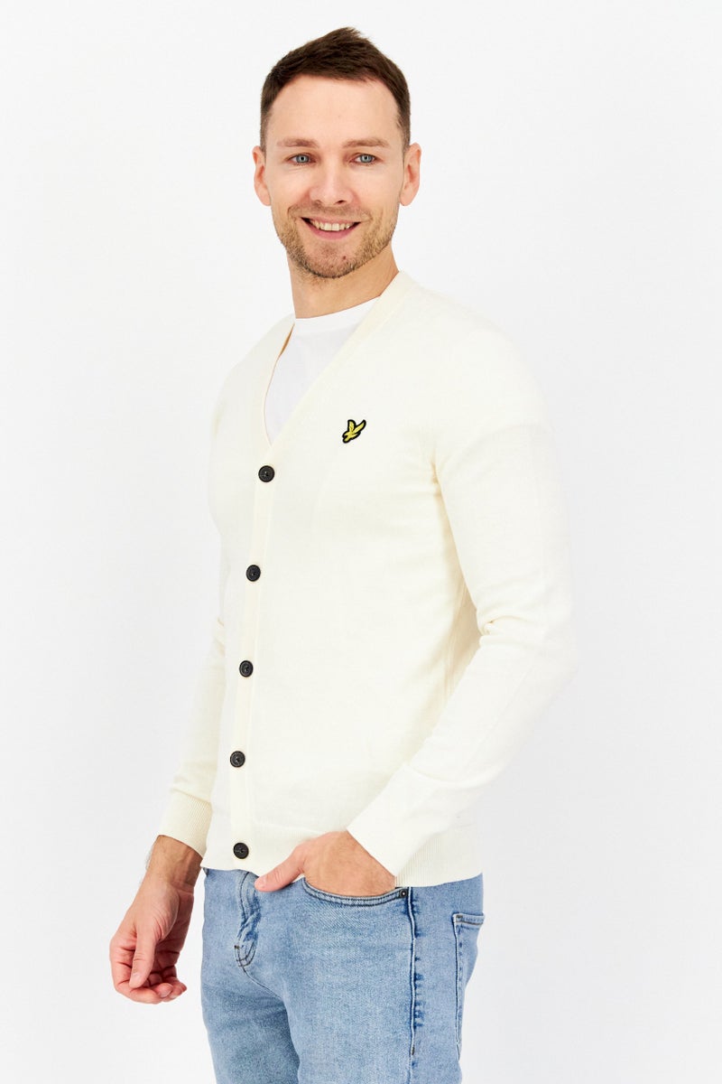 Lyle & Scott كارديجان طويل الأكمام رجالي بياقة على شكل V، لون أبيض عاجي  - Image 2
