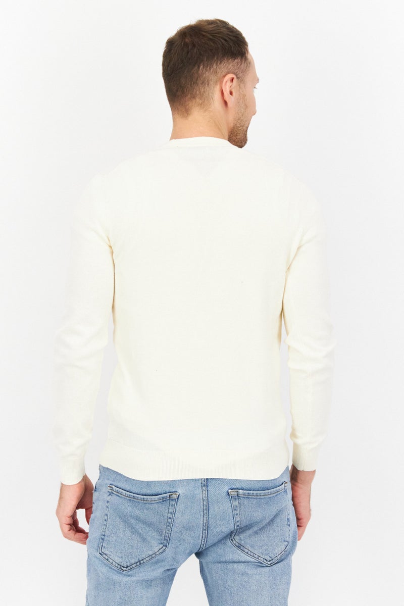 Lyle & Scott كارديجان طويل الأكمام رجالي بياقة على شكل V، لون أبيض عاجي  - Image 4