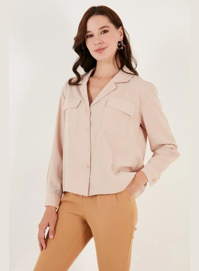 ليلا قميص نسائي بياقة على شكل حرف  وجيبين مزدوجين بقصة عادية