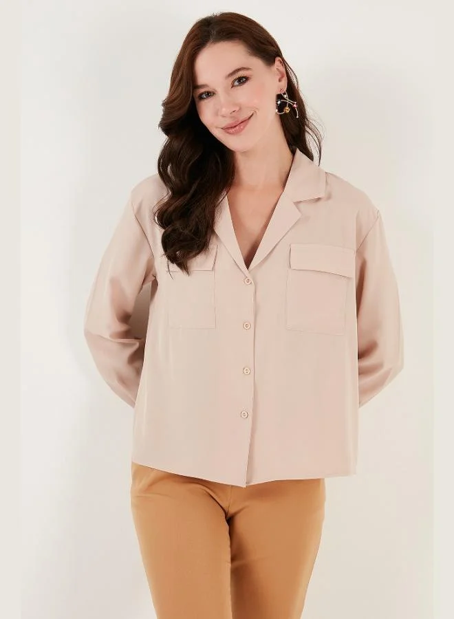 ليلا قميص نسائي بياقة على شكل حرف  وجيبين مزدوجين بقصة عادية