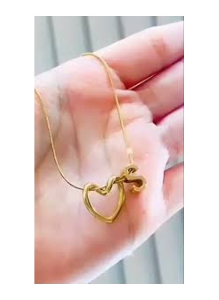 ماركة غير محددة قلاده اكسسوار ستانستيل - تصميم مميز - شكل قلب مع حرف S  - لون ذهبي  - Image 1