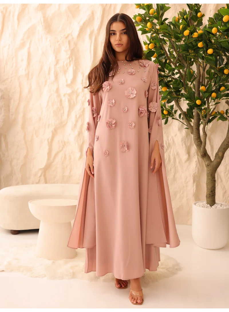 اكسا جلابية أنيقة بزخارف زهور ثلاثية الأبعاد وتفاصيل كريستالية وأكمام ملكية لون وردي