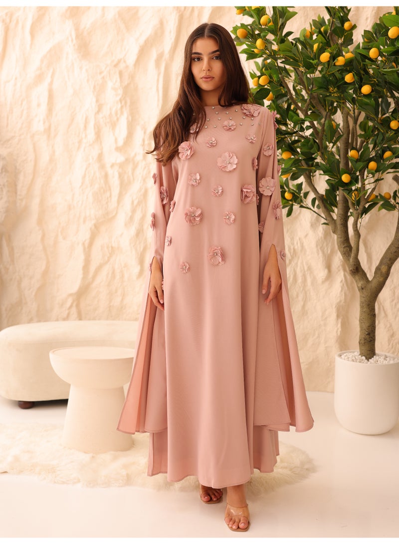 اكسا جلابية أنيقة بزخارف زهور ثلاثية الأبعاد وتفاصيل كريستالية وأكمام ملكية لون وردي - Image 1