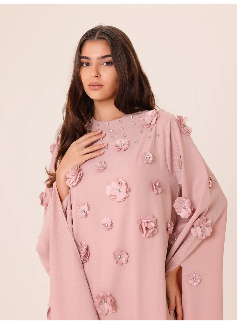 اكسا جلابية أنيقة بزخارف زهور ثلاثية الأبعاد وتفاصيل كريستالية وأكمام ملكية لون وردي