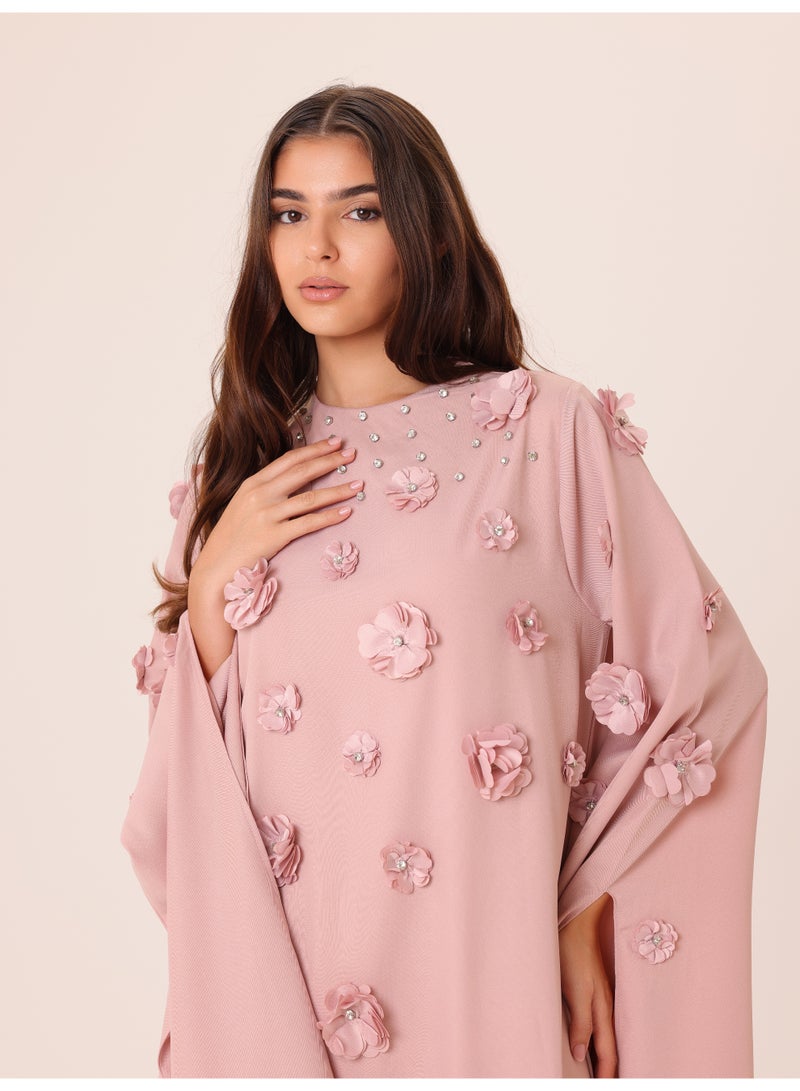 اكسا جلابية أنيقة بزخارف زهور ثلاثية الأبعاد وتفاصيل كريستالية وأكمام ملكية لون وردي - Image 2