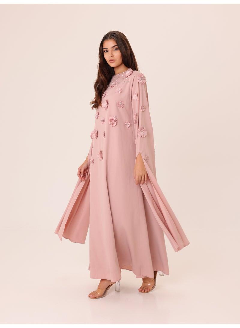 اكسا جلابية أنيقة بزخارف زهور ثلاثية الأبعاد وتفاصيل كريستالية وأكمام ملكية لون وردي - Image 3