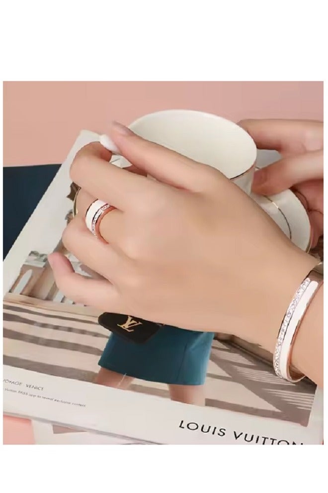 روماد خاتم فاخر مصنوع من الفولاذ المقاوم للصدأ والسيراميك الأبيض، مطلي بالذهب عيار 18 ومرصّع بزركونيا مكعبة لإطلالة راقية. - Image 5