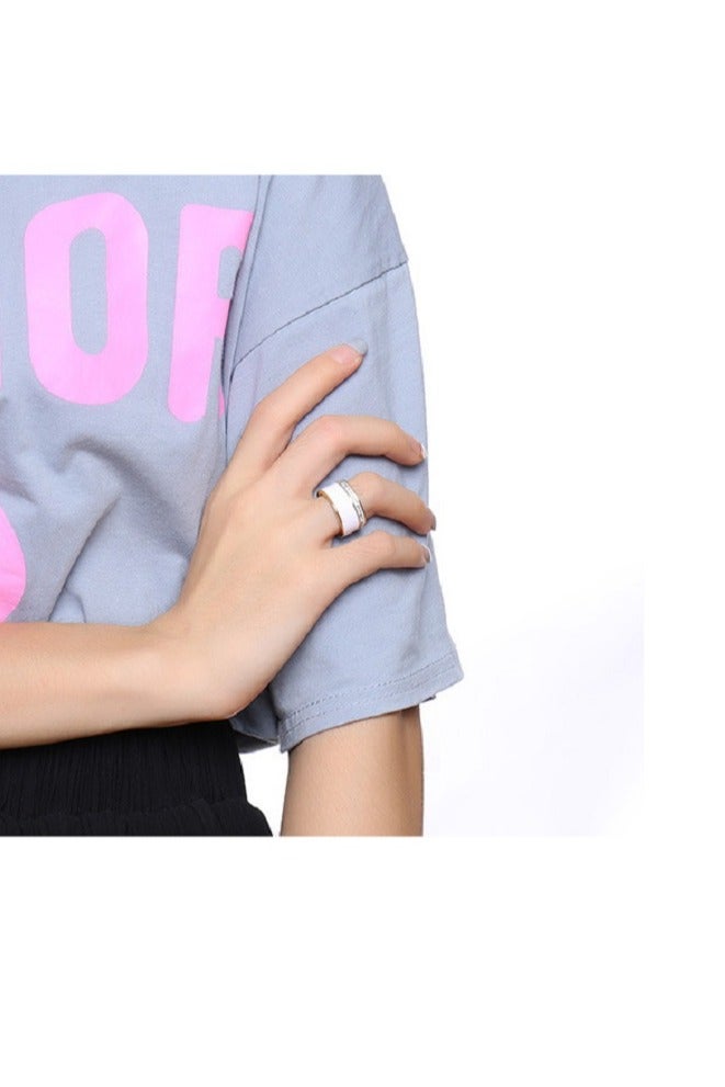 روماد خاتم فاخر مصنوع من الفولاذ المقاوم للصدأ والسيراميك الأبيض، مطلي بالذهب عيار 18 ومرصّع بزركونيا مكعبة لإطلالة راقية. - Image 2