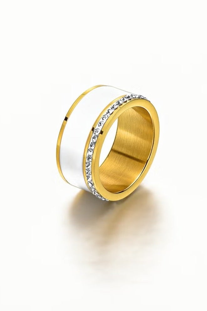 روماد خاتم فاخر مصنوع من الفولاذ المقاوم للصدأ والسيراميك الأبيض، مطلي بالذهب عيار 18 ومرصّع بزركونيا مكعبة لإطلالة راقية. - Image 1