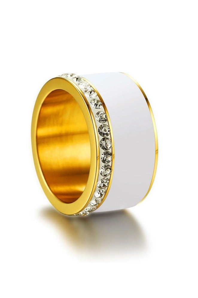 روماد خاتم فاخر مصنوع من الفولاذ المقاوم للصدأ والسيراميك الأبيض، مطلي بالذهب عيار 18 ومرصّع بزركونيا مكعبة لإطلالة راقية. - Image 3