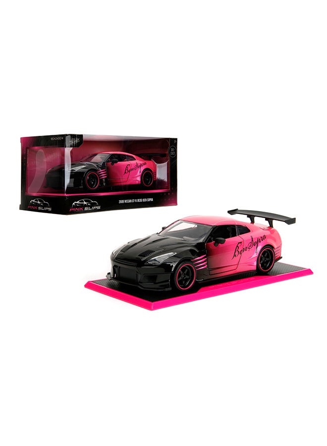 JADA Pink Slips 1:24 - 2009 Nissan GTR R35, Die-Cast Car with Base, Toys for Kids and Adults - Image 1