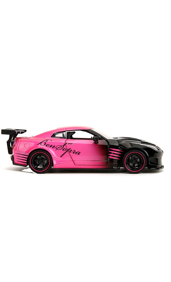 JADA Pink Slips 1:24 - 2009 Nissan GTR R35, Die-Cast Car with Base, Toys for Kids and Adults - Image 5