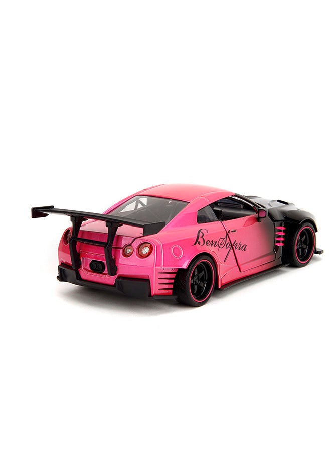 JADA Pink Slips 1:24 - 2009 Nissan GTR R35, Die-Cast Car with Base, Toys for Kids and Adults - Image 2