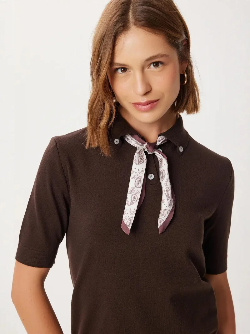 إسطنبول الساحرة بلوفر بياقة عالية مع تفاصيل وشاح من إسطنبول