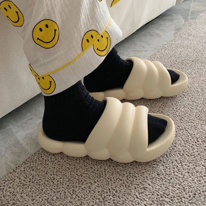 Slippers Womens Home and Summer Out Wear 2025 New Mens Couples Feeling Caterpillar Sandals with Thick Slippers White