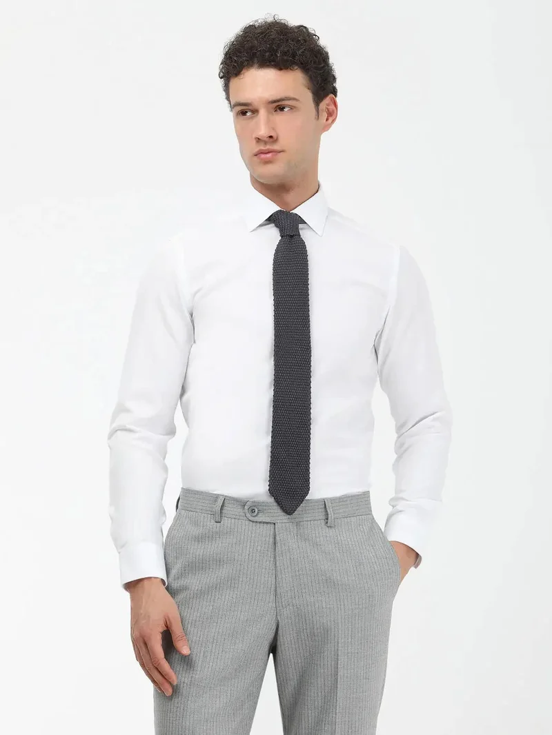 كيب قميص أبيض سادة بقصة ضيقة من مزيج القطن الكلاسيكي