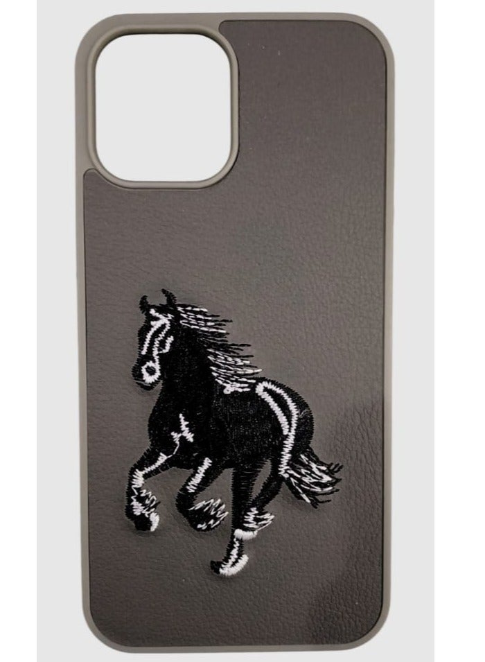 كيس جراب هاتف مضاد للصدمات بتصميم تطريز حصان لهاتف آيفون 15 برو ماكس باللون رمادي داكن