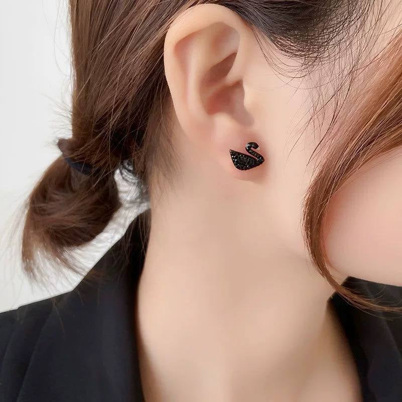 حلق أستانليس ستيل ذهبي شكل فلامينجو مرصع بفصوص الزيركون السوداء - Image 3