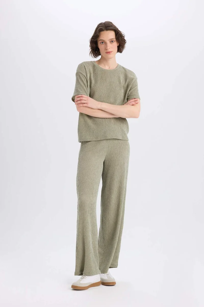 ديفاكتو Wide Leg Loose Fit Crinkle Trousers