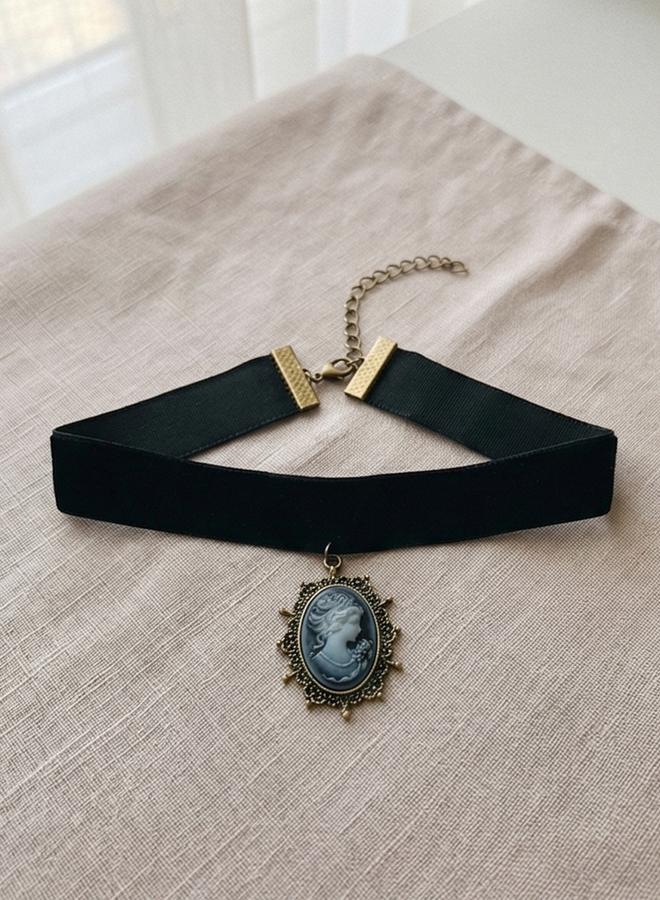 Take Two Resin Beauty Head Pendant Velvet Choker Necklace - Image 2