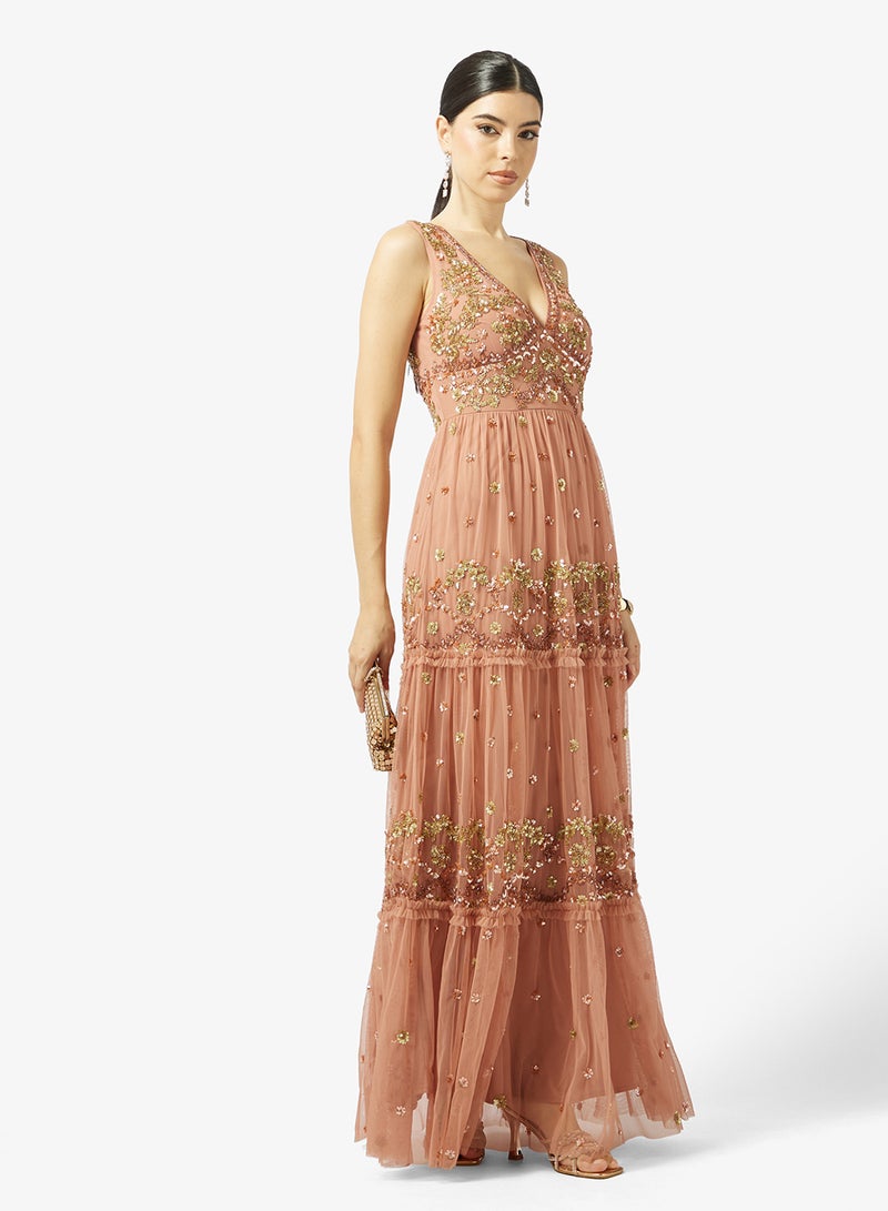 مايا فستان ماكسي بدون أكمام بياقة على شكل حرف  مزين بكشكشة - Image 4