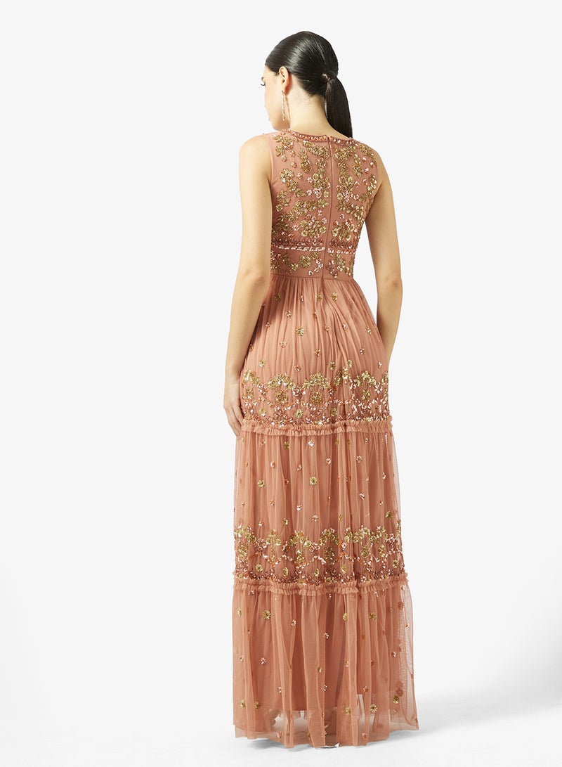 مايا فستان ماكسي بدون أكمام بياقة على شكل حرف  مزين بكشكشة - Image 2