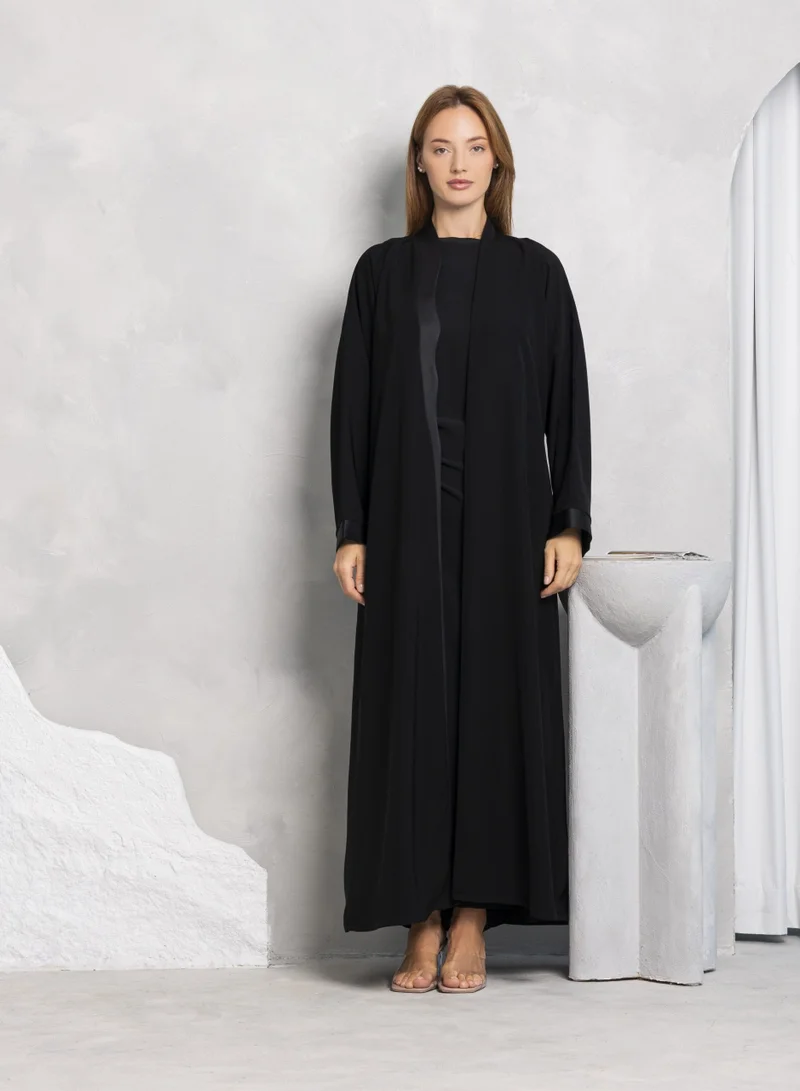 نيكياس عباية سوداء من الكريب الناعم بتصميم متعرج من الأمام