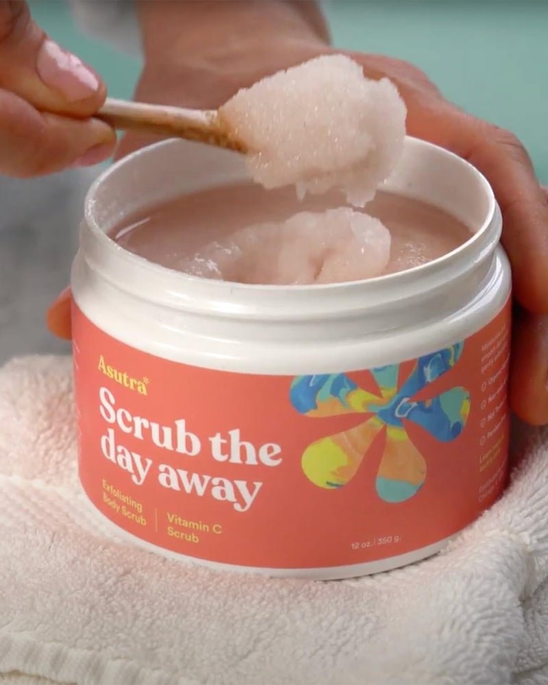 Asutra مقشر الجسم بزيت أساسي من ملح البحر الميت ASUTRA (فيتامين C)، 16 أونصة - مرطب فائق، لطيف، ومرطب - زيوت جوز الهند، البرتقال الحلو، الجريب فروت، والليمون - ملح الهيمالايا الوردي - Image 3