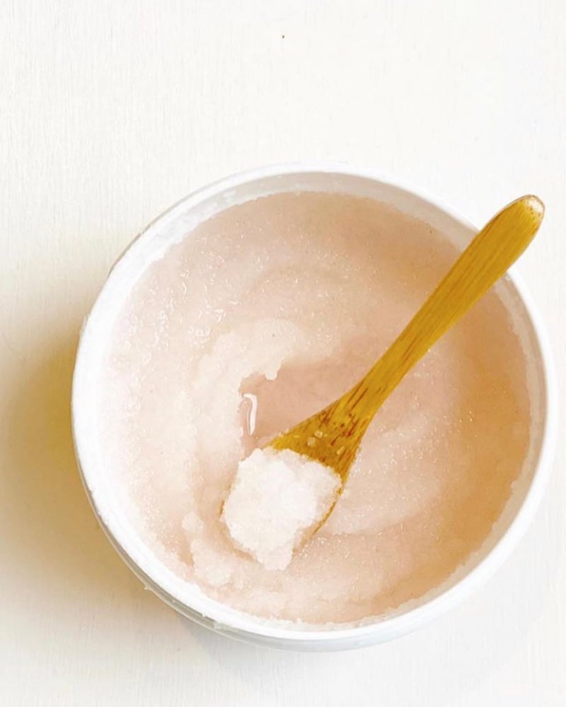 Asutra مقشر الجسم بزيت أساسي من ملح البحر الميت ASUTRA (فيتامين C)، 16 أونصة - مرطب فائق، لطيف، ومرطب - زيوت جوز الهند، البرتقال الحلو، الجريب فروت، والليمون - ملح الهيمالايا الوردي - Image 5