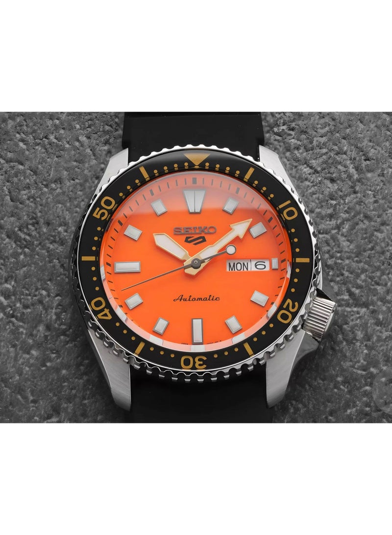 Seiko ساعة سيكو 5 سبورت SKX ريدوكس الأوتوماتيكية SRPL89K1، 42.5 مم بقرص برتقالي، علبة من الفولاذ المقاوم للصدأ وحزام سيليكون أسود، مقاومة للماء حتى 100 م - Image 3