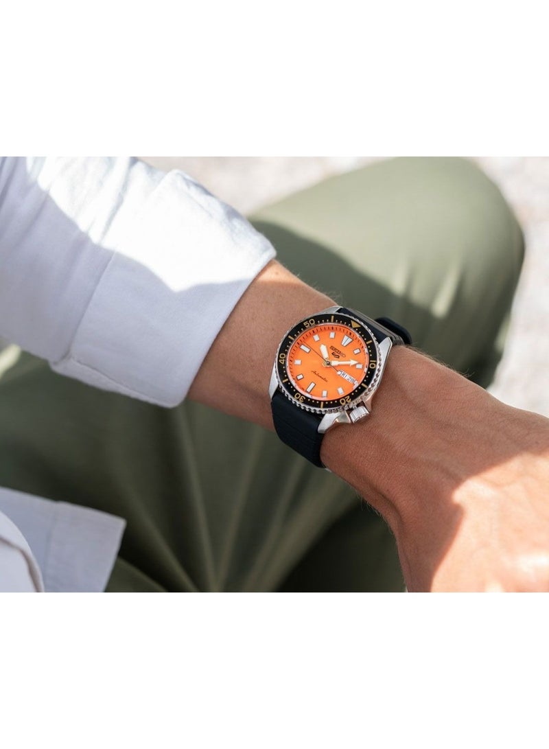 Seiko ساعة سيكو 5 سبورت SKX ريدوكس الأوتوماتيكية SRPL89K1، 42.5 مم بقرص برتقالي، علبة من الفولاذ المقاوم للصدأ وحزام سيليكون أسود، مقاومة للماء حتى 100 م - Image 5