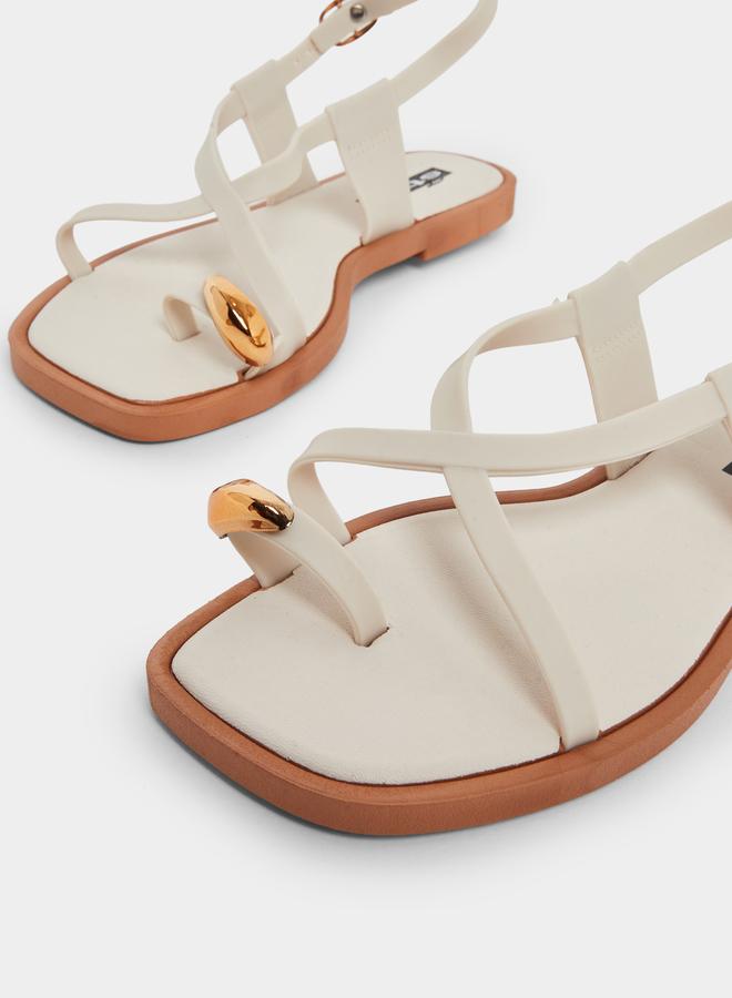 ستايلي صندل فلات مزين بحلية معدنية - Image 4