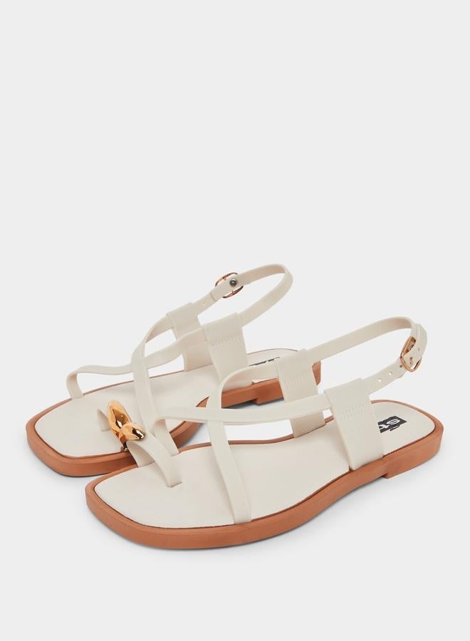 ستايلي صندل فلات مزين بحلية معدنية - Image 3