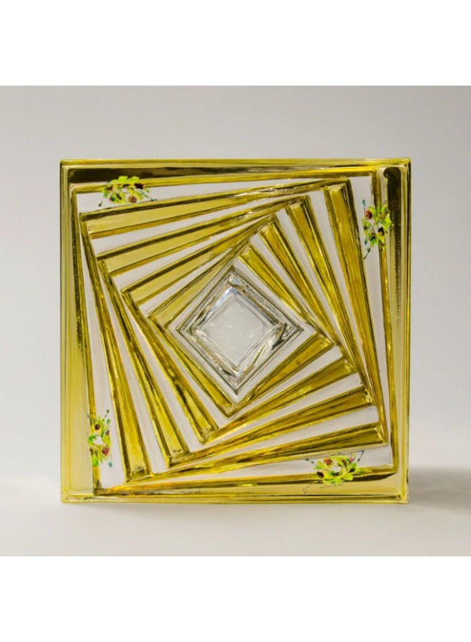 هذي التمرية الفخمة قطعة ديكور بحد ذاتها، مصممة عشان تزيد ضيافتك أناقة ورقي. بتصميمها "السبايرل" (الحلزوني) الفريد واللون الكهرماني الدافئ، هي الخيار الأمثل لتقديم التمور، الحلويات، أو حتى المكسرات بشكل يسر العين ويجمل المجلس. - Image 3