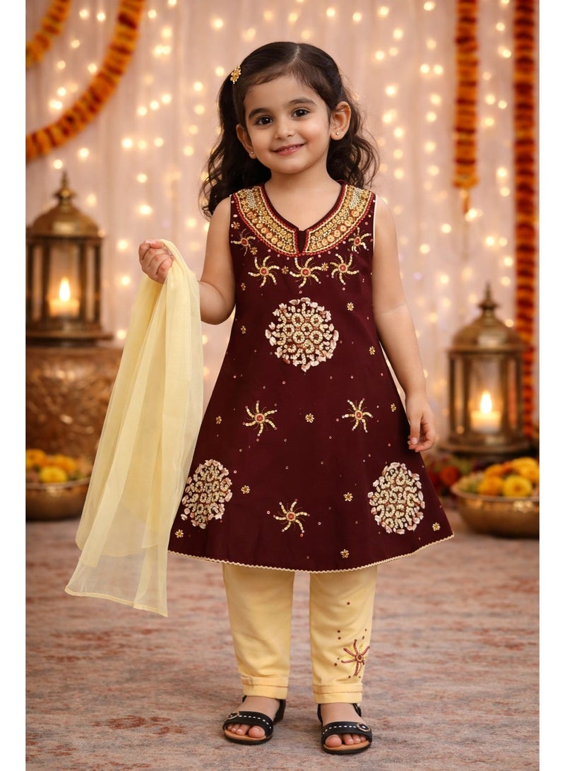 طقم ملابس تراثية للبنات (عمر 4–5 سنوات) – 3 قطع (كورتي مطرزة + بنطال + شال) باللون العنابي والكريمي | مناسب للحفلات والمناسبات - Image 2