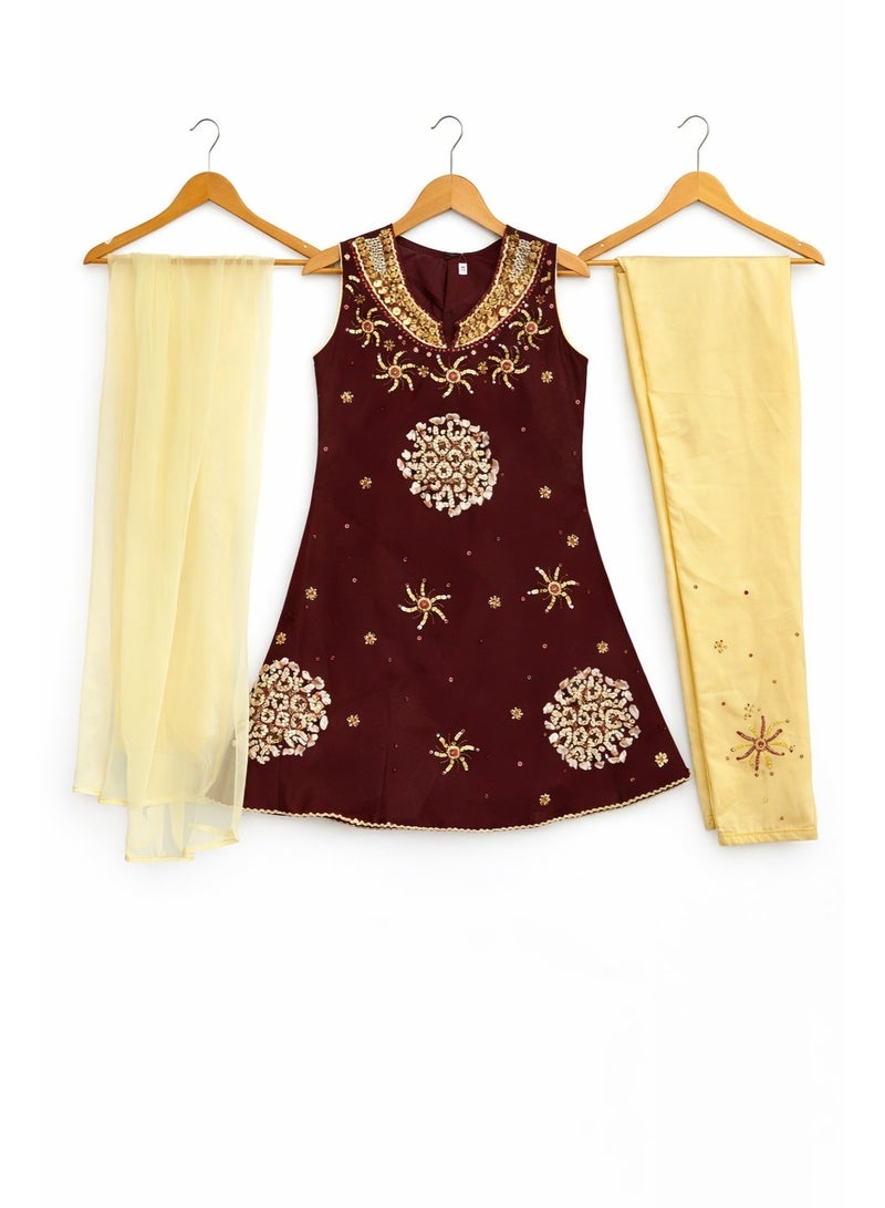 طقم ملابس تراثية للبنات (عمر 4–5 سنوات) – 3 قطع (كورتي مطرزة + بنطال + شال) باللون العنابي والكريمي | مناسب للحفلات والمناسبات - Image 3