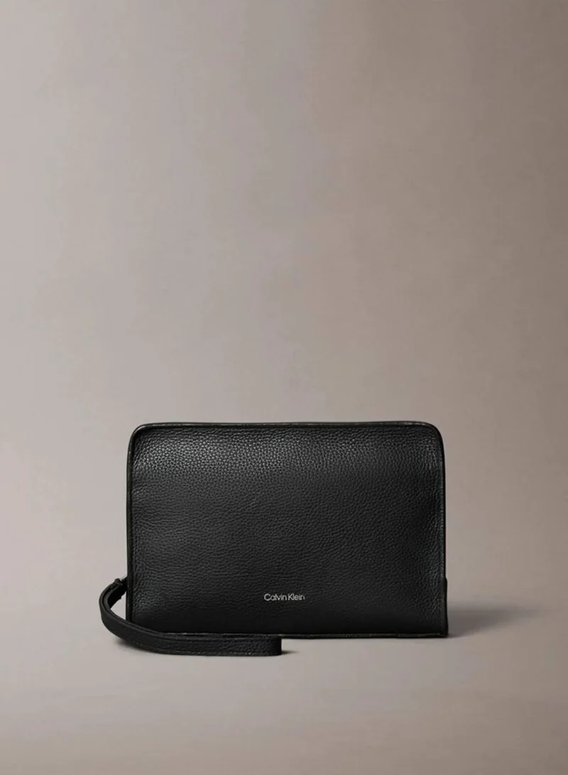 كالفن كلاين شنطة باوتش مزينة بشعار نافر من رقائق معدنية