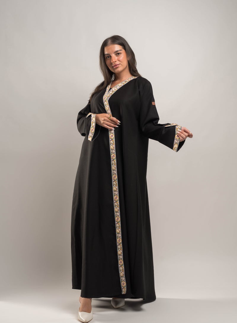 أوساجي عباية من الكريب الفاخر بقصة كم مائل مع تدخيلات تطريز على الاكمام و الامام - Image 1